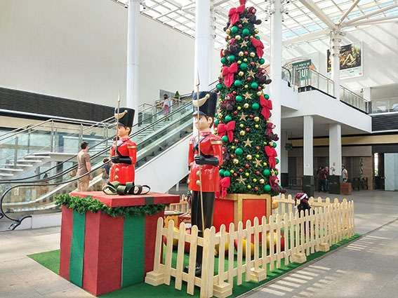 Unimart Shopping presenteia clientes com lata de biscoito colecionável em promoção de Natal