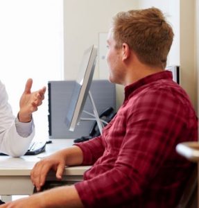 Campinas está entre os 37 municípios habilitados para o Programa Estação Juventude 1 homem consulta medico