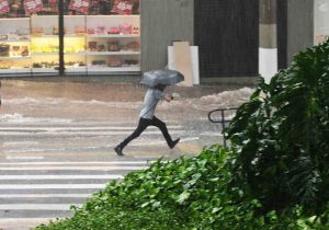 Chuva com tempestade Foto Carlos Bassan