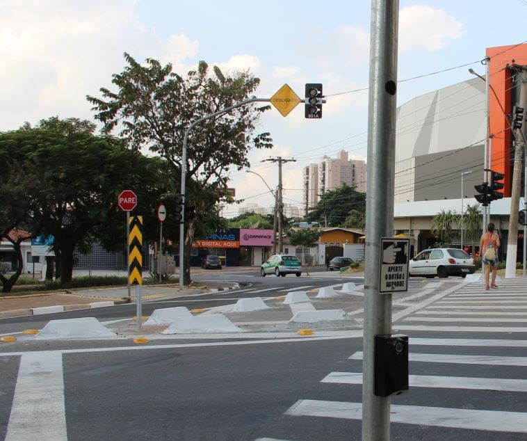Novos semáforos no Jardim Chapadão são instalados no cruzamento da Andrade Neves com Praça Tiro de Guerra