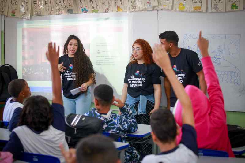 Fundação Educar promove o voluntariado corporativo e leva colaboradores para escola pública