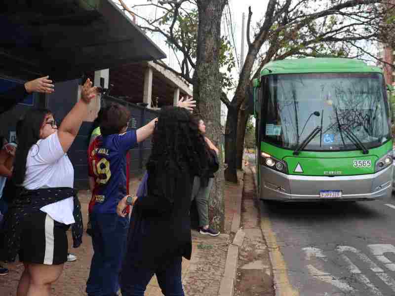 Jovens do Centro Síndrome de Down aprendem a usar transporte público em Campinas