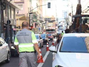 Novos semáforos inteligentes entram em funcionamento na rua Cândido Gomide nesta terça, dia 21 1 Agentes da Emdec vao sinalizar a interdicao e monitorar o local Divulgacao