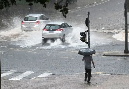 Em caso de chuva forte a orientacao e se abrigar e nao ter contato com a agua de alagamentos Foto Carlos Bassan