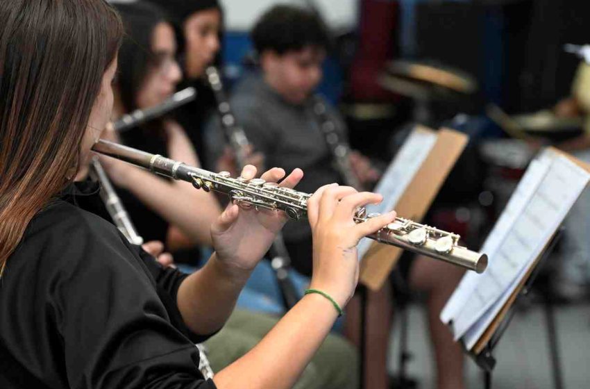 Escola cede os instrumentos para os alunos praticarem em casa credito Rogerio Capela