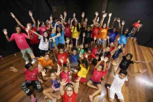 Anelo celebra 25 anos de resistência pela música com ações na periferia 4 Anelo coro de alunos