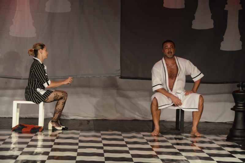 “Casa, Comida e Alma Lavada” revela com bom humor as alegrias e os desafios da vida a dois