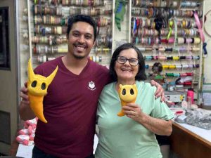 Curta-metragem Âmago-Açu tem exibição gratuita no Sesc Campinas 1 Diego Dill e Rosemary Fernandes da Silva Voltarelli costureira responsavel pelos bonecos de personagens do curta Divulgacao