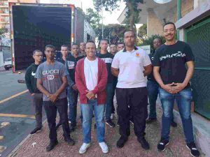 Jovens do 28 BLog ajudam na Campanha do Agasalho Divulgacao