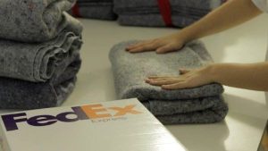 FedEx realiza sua 10ª edição do Programa de Reciclagem de Uniformes com doação cobertores em Campinas 1 FedEx Programa de Reciclagem de Uniforme Divulgacao