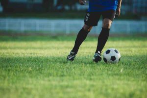 Jogador de futebol em acao freepik