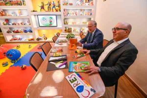 Prefeito conhece o espaco de acolhimento Credito Rogerio Capela