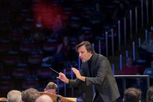 Concerto em homenagem a Belchior abre retirada de 4,3 mil convites gratuitos nesta quarta (25) 1 Maestro Carlos Prazeres regente da OSMC Foto Firmino Piton