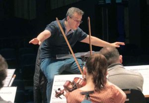 Concerto da Sinfônica na Concha Acústica tem praça de alimentação e grandes atrações neste sábado,16 1 Maestro Rafael Piccolotto Foto Firmino Piton