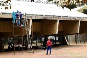 Trabalhadores instalaram nova fachada do Convivencia nesta terca feira Foto Carlos Bassan
