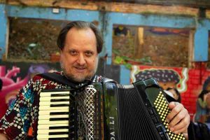 A Magnífica Orchestra de Músicas do Mundo se apresenta no Sesc Piracicaba 1 Maestro Foto Renato Soares