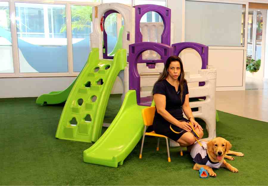 Cão Missy ensina afeto e ciência na escola