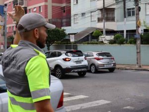 Emdec organiza trânsito para a partida entre Ponte Preta e Cuiabá, nesta terça, 9 1 Agente orienta o transito Divulgacao Emdec
