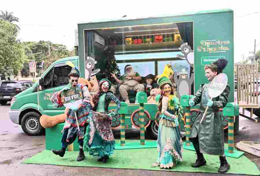 Caminhão de Natal Unimed desfila no centro de Campinas, neste sábado