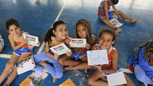 Ação de Natal distribui livros de colorir para crianças de Campinas 1 Criancas recebem livros Bruno Goods