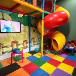 Bares e restaurantes investem em espaços kids e cardápios infantis para fidelizar famílias