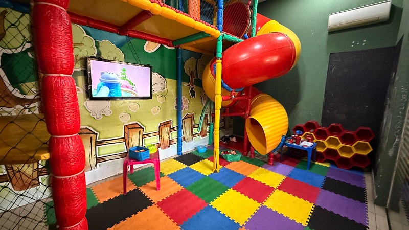 Bares e restaurantes investem em espaços kids e cardápios infantis para fidelizar famílias