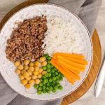 Excesso de carnes na dieta pode impactar saúde intestinal e cardiovascular, alertam especialistas