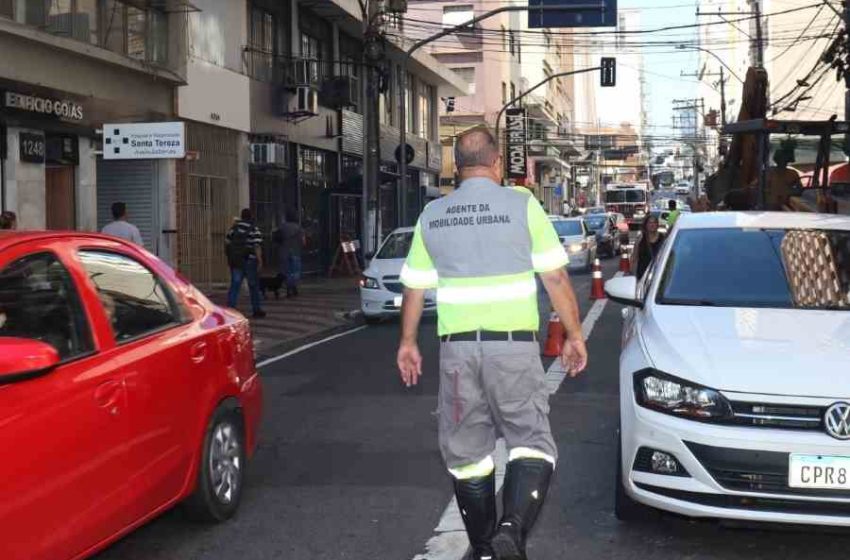 Cruzamento das ruas Candido Gomide com Jose Pinto de Moura e bloqueado Foto Divulgacao Emdec