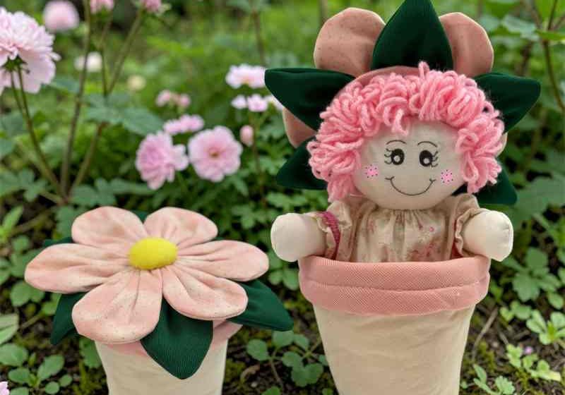 Boneca Flor confeccionada por mulheres em programa de geracao de renda Divulgacao