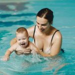 Dia Mundial da Natação: especialista fala dos benefícios do esporte para bebês e crianças