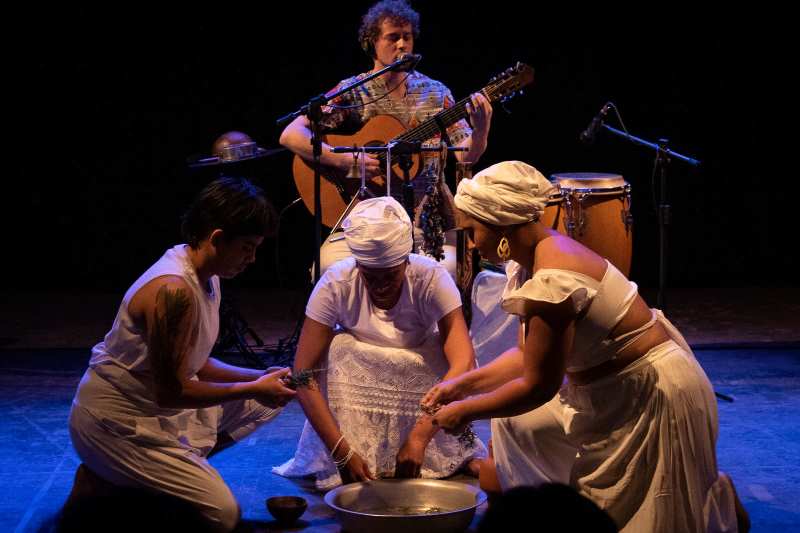 Peca narra itas que sao historias na lingua ioruba Divulgacao Nina Pires