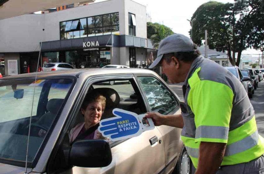 Motorista receberam orientacao e material educativo Divulgacao Emdec