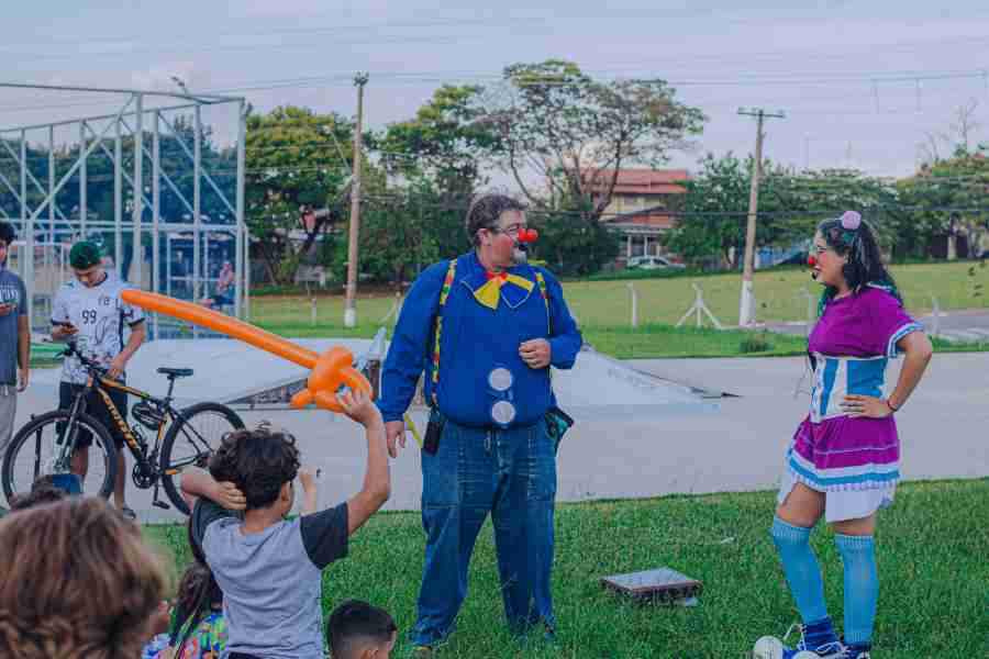 Grupo itinerante leva circo-teatro gratuito às feiras noturnas de Campinas