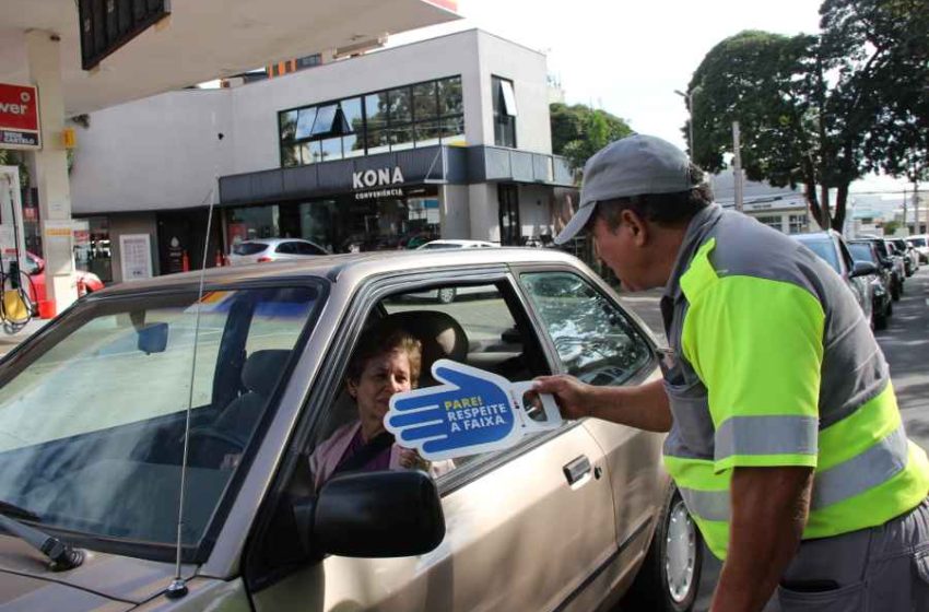 Agente orienta motorista Divulgaao Emdec