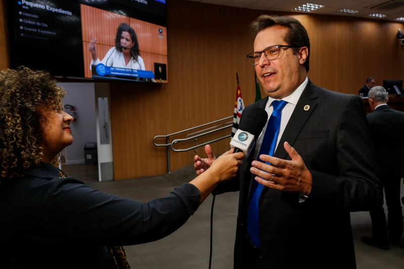 Nick Schneider e entrevistado na Camara Municipal