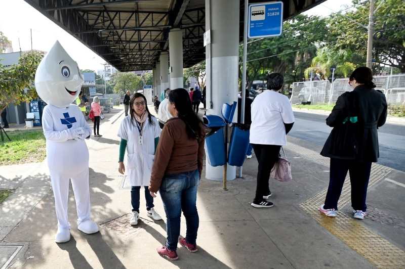 Ze Gotinha visita terminal de onibus Divulgacao