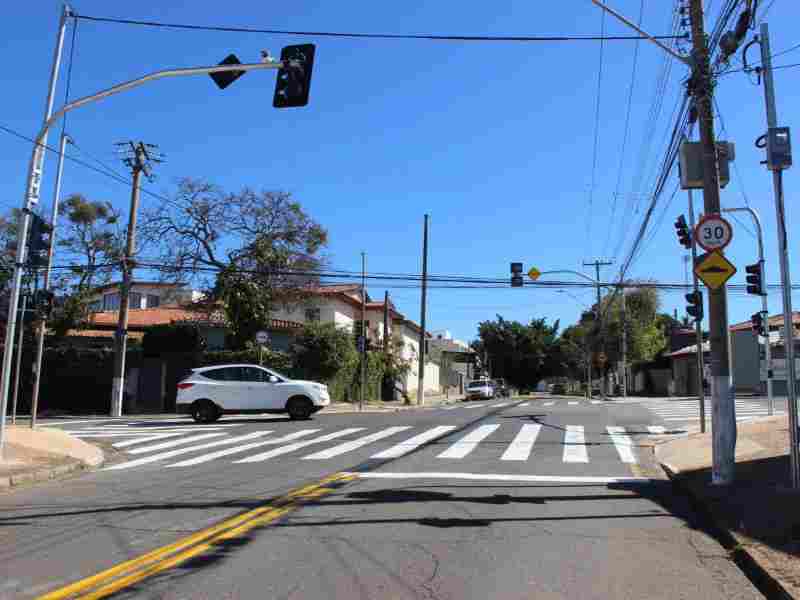 Novos semáforos inteligentes entram em funcionamento na rua Cândido Gomide nesta terça, dia 21