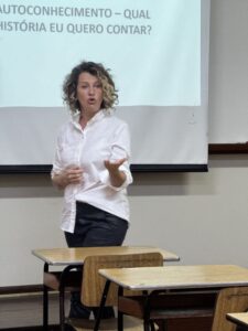 Encontro para jornalistas em Campinas aborda empreendedorismo na área 1 Patricia Alves em sala aula Foto Katrin De Pilla