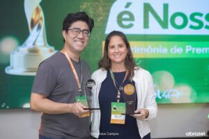 Restaurante de Campinas está na final nacional do concurso O Quilo é Nosso 1 Daniela Zen recebe premio na etapa Campinas Divulgacao