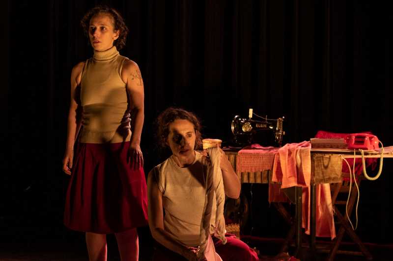 O espetaculo apresenta um grande varal com roupas bordadas com os nomes de mulheres vitimas de feminicidio na RMC reforcando o carater de denuncia e de memoria da montagem DivulgacaoNina Pires
