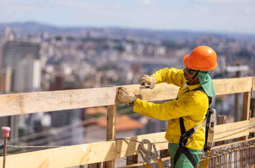 Colaborador da MRV em obra Foto NITRO