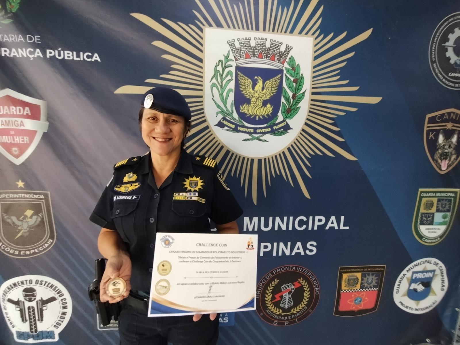 Comandante da Guarda Municipal recebe moeda comemorativa aos 50 anos do CPI-2