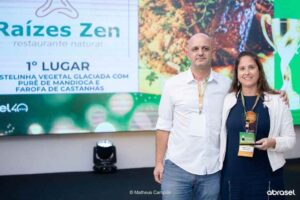Daniela comemora a premiacao Divulgacao Abrasel Regional Campinas
