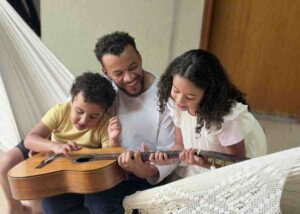 Luccas Soares lança seu primeiro EP e clipe dedicados ao Dia dos Filhos 1 Luccas Soares com os filhos Joao Luccas e Rebeca Foto Arquivo pessoal