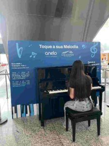 Piano em Viracopos foto Vitoria Assis