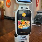 Rede Vitória Hotéis implanta três robôs garçons em restaurantes de Campinas, Indaiatuba e Paulínia