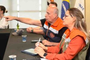 Diretor da Defesa Civil Sidnei Furtado e a secretaria de Assistencia Social Vandecleya Moro participaram do encontro