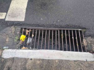 Prefeitura pede para que nao joguem lixo na rua nem em bocas de lobo PMC