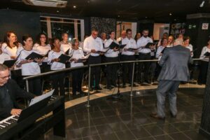 Coral Tênis Clube recebe Diploma de Honra ao Mérito pelos 10 anos de dedicação à música 2 Tenis Clube recebe Honraria 3