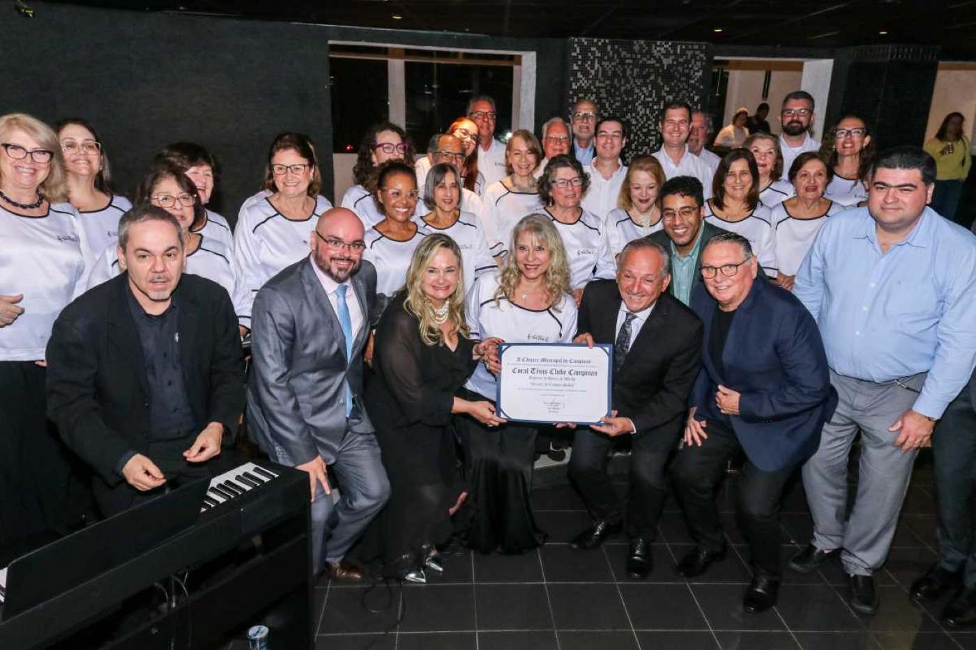 Coral Tênis Clube recebe Diploma de Honra ao Mérito pelos 10 anos de dedicação à música